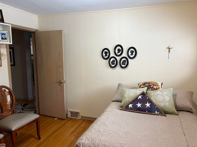 22832 Gary Lane, Saint Clair Shores, MI 48080