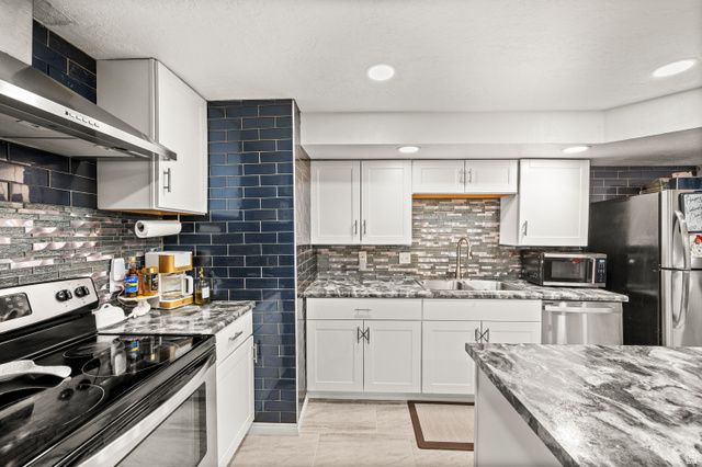 2088 E RAINBOW POINTE DR, Holladay, UT 84124