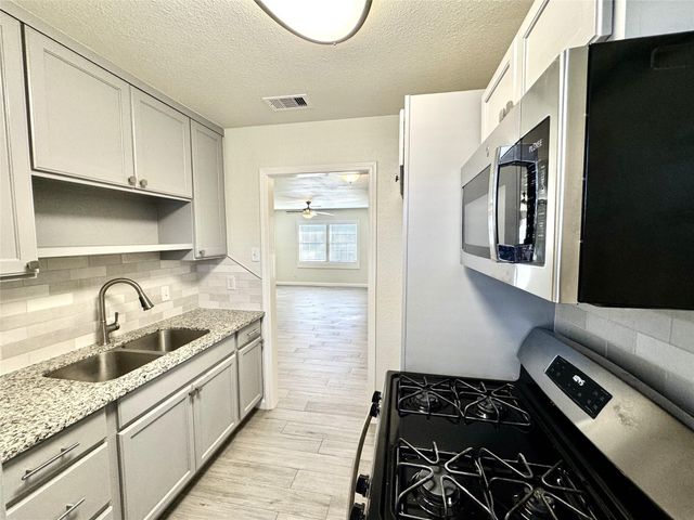 2320 29th Avenue N, Texas City, TX 77590