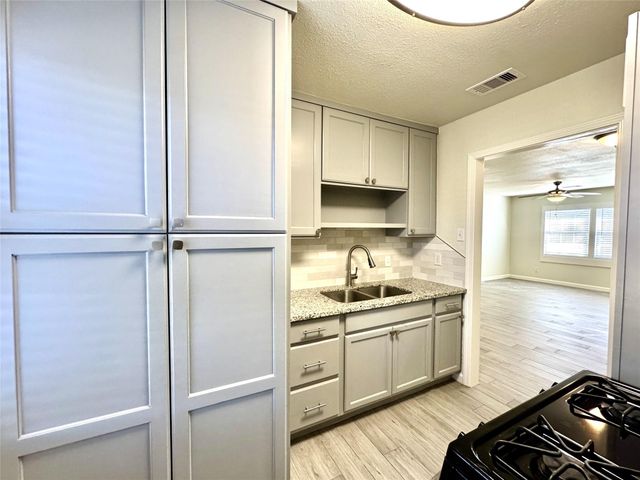 2320 29th Avenue N, Texas City, TX 77590