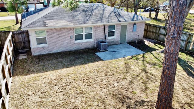 2320 29th Avenue N, Texas City, TX 77590