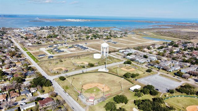 2320 29th Avenue N, Texas City, TX 77590