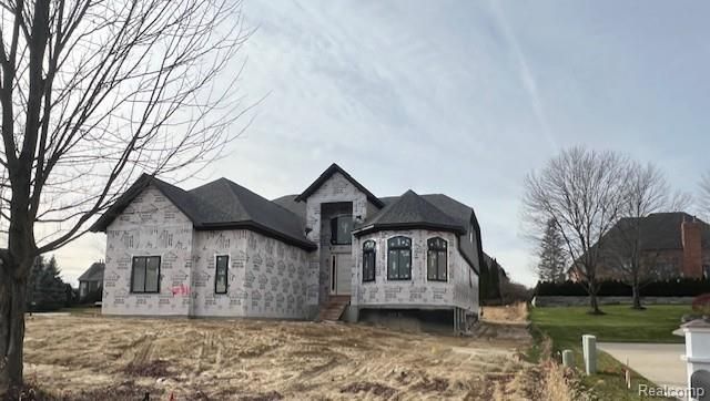 001 Fieldcrest, Rochester Hills, MI 48307