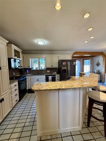 1103 Oakwood Circle, Henryetta, OK 74437