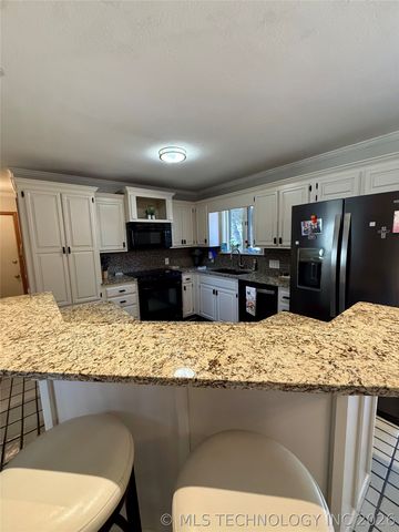 1103 Oakwood Circle, Henryetta, OK 74437