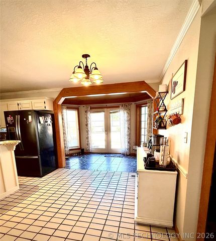 1103 Oakwood Circle, Henryetta, OK 74437