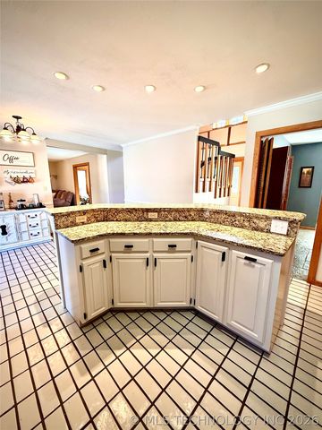 1103 Oakwood Circle, Henryetta, OK 74437