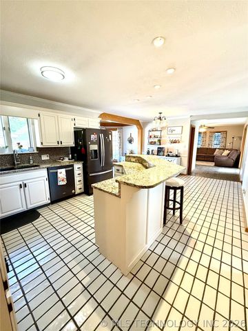 1103 Oakwood Circle, Henryetta, OK 74437