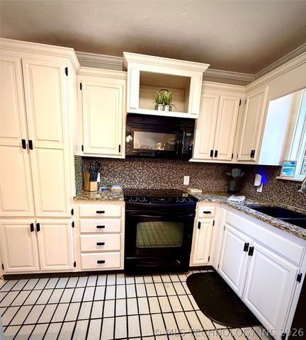1103 Oakwood Circle, Henryetta, OK 74437