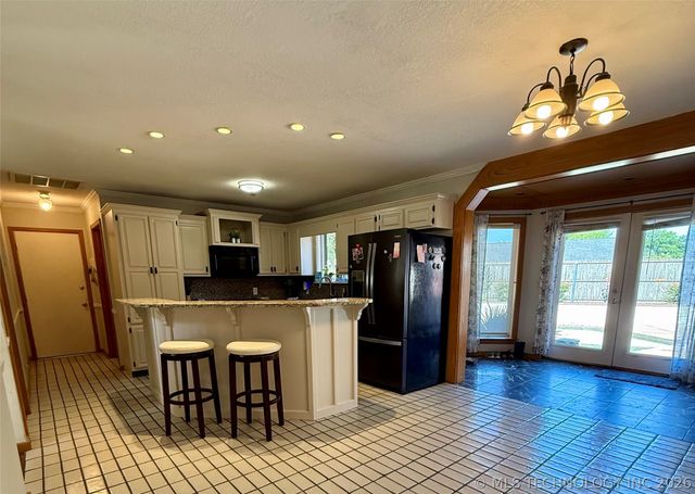 1103 Oakwood Circle, Henryetta, OK 74437