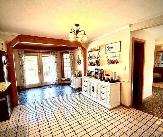 1103 Oakwood Circle, Henryetta, OK 74437