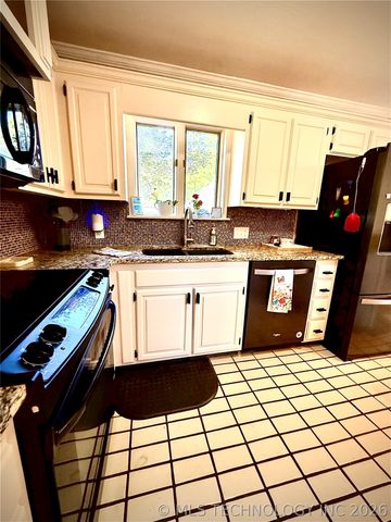 1103 Oakwood Circle, Henryetta, OK 74437