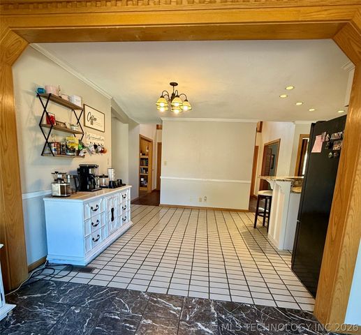 1103 Oakwood Circle, Henryetta, OK 74437