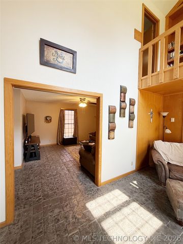 1103 Oakwood Circle, Henryetta, OK 74437