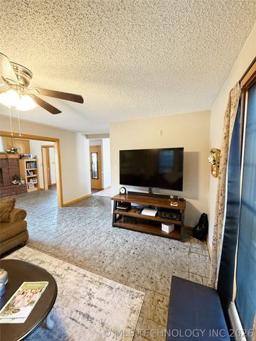 1103 Oakwood Circle, Henryetta, OK 74437