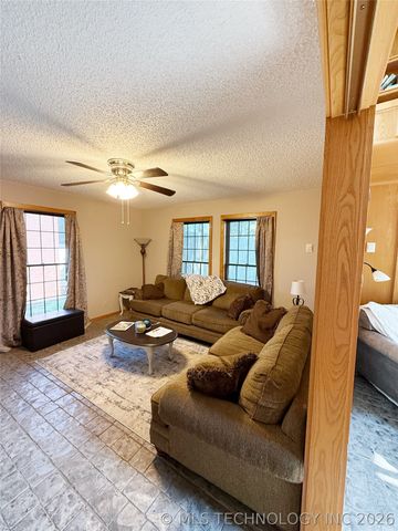 1103 Oakwood Circle, Henryetta, OK 74437