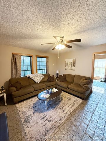 1103 Oakwood Circle, Henryetta, OK 74437