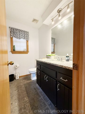 1103 Oakwood Circle, Henryetta, OK 74437