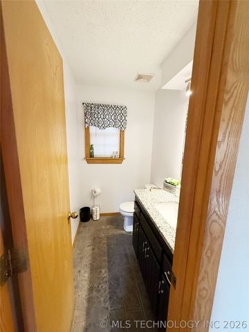 1103 Oakwood Circle, Henryetta, OK 74437