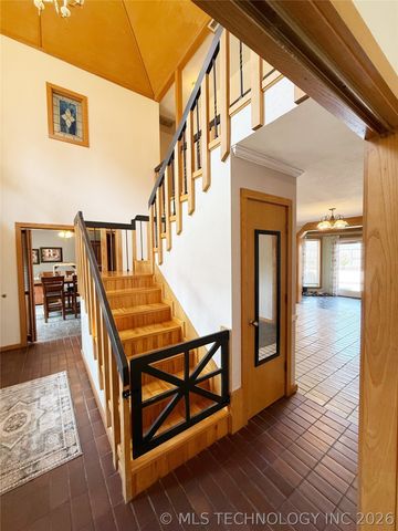 1103 Oakwood Circle, Henryetta, OK 74437