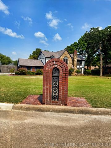 1103 Oakwood Circle, Henryetta, OK 74437