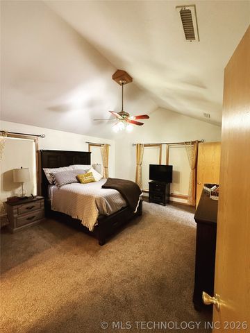 1103 Oakwood Circle, Henryetta, OK 74437