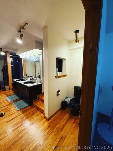 1103 Oakwood Circle, Henryetta, OK 74437