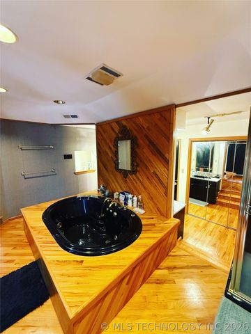 1103 Oakwood Circle, Henryetta, OK 74437