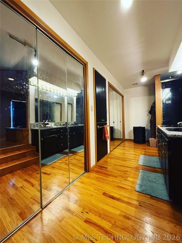 1103 Oakwood Circle, Henryetta, OK 74437