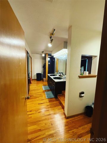 1103 Oakwood Circle, Henryetta, OK 74437