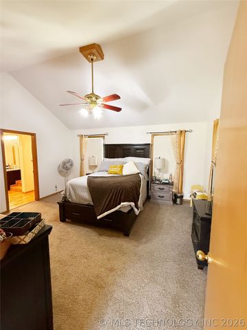 1103 Oakwood Circle, Henryetta, OK 74437