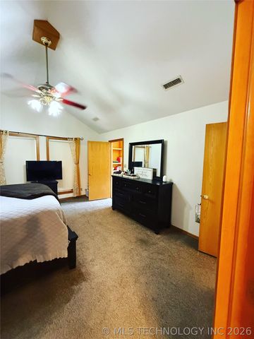 1103 Oakwood Circle, Henryetta, OK 74437
