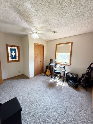 1103 Oakwood Circle, Henryetta, OK 74437