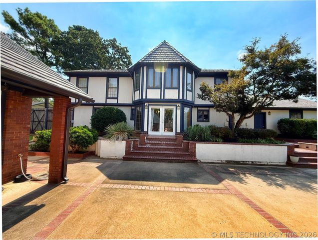1103 Oakwood Circle, Henryetta, OK 74437