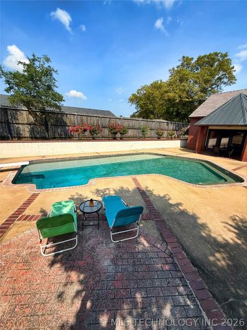 1103 Oakwood Circle, Henryetta, OK 74437