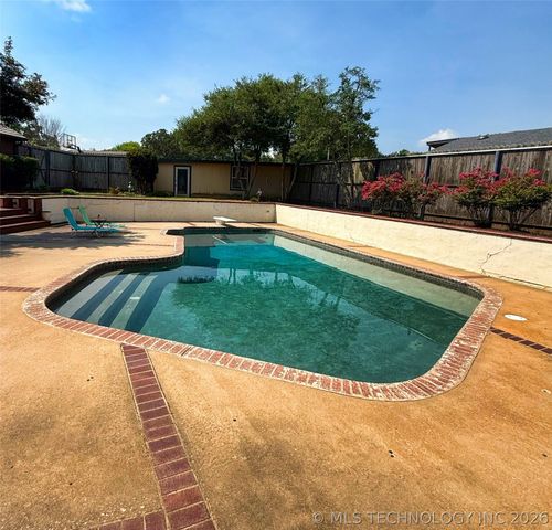 1103 Oakwood Circle, Henryetta, OK 74437