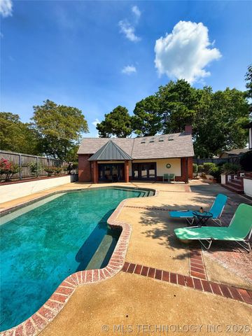 1103 Oakwood Circle, Henryetta, OK 74437