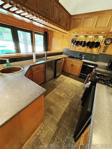 1103 Oakwood Circle, Henryetta, OK 74437