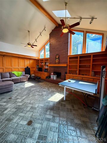 1103 Oakwood Circle, Henryetta, OK 74437