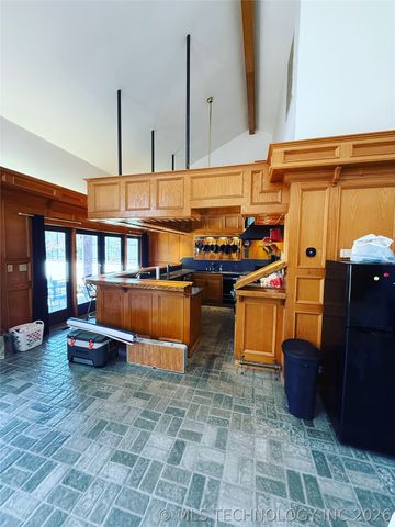 1103 Oakwood Circle, Henryetta, OK 74437