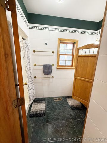 1103 Oakwood Circle, Henryetta, OK 74437