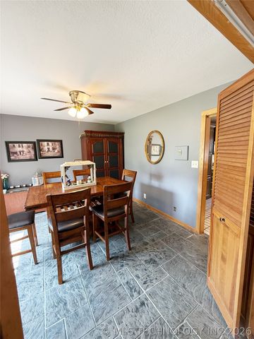 1103 Oakwood Circle, Henryetta, OK 74437