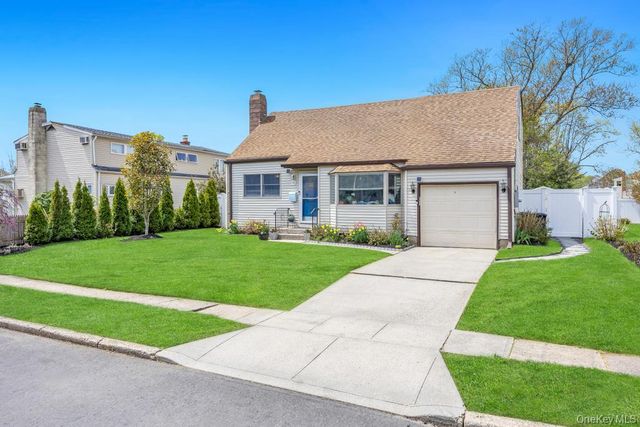 14 Dahlia Lane, Deer Park, NY 11729