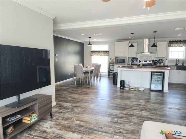 908 Henry Street, Cuero, TX 77954