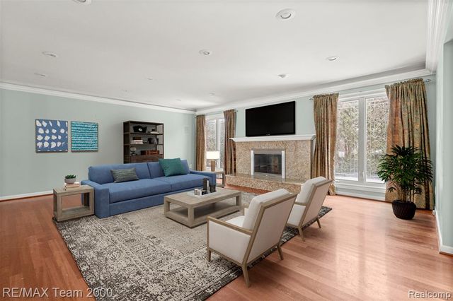 741 Briarcliff Drive, Grosse Pointe Woods, MI 48236