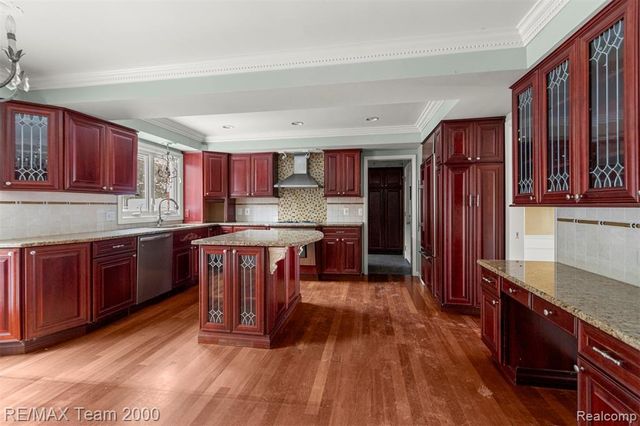 741 Briarcliff Drive, Grosse Pointe Woods, MI 48236