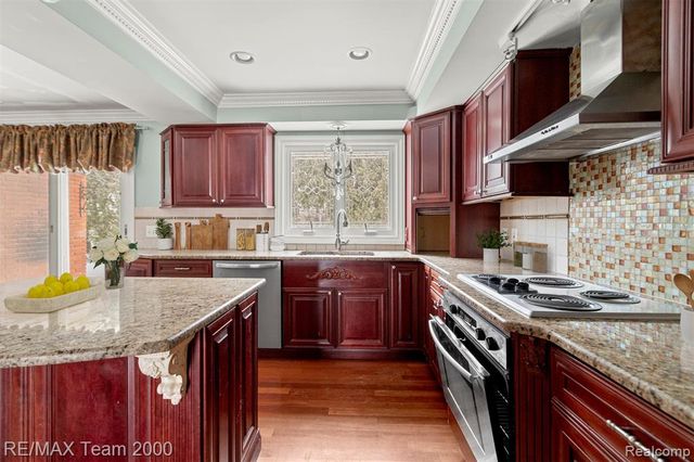 741 Briarcliff Drive, Grosse Pointe Woods, MI 48236