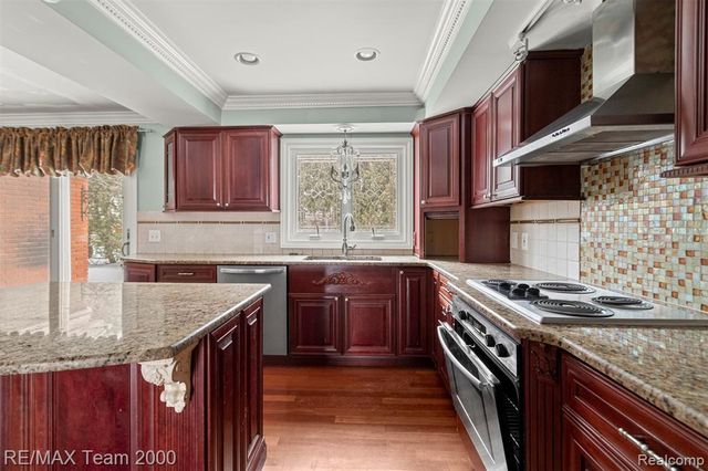 741 Briarcliff Drive, Grosse Pointe Woods, MI 48236