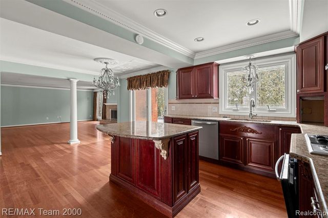 741 Briarcliff Drive, Grosse Pointe Woods, MI 48236