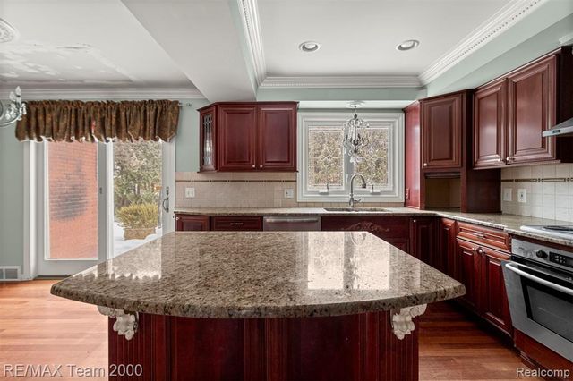 741 Briarcliff Drive, Grosse Pointe Woods, MI 48236